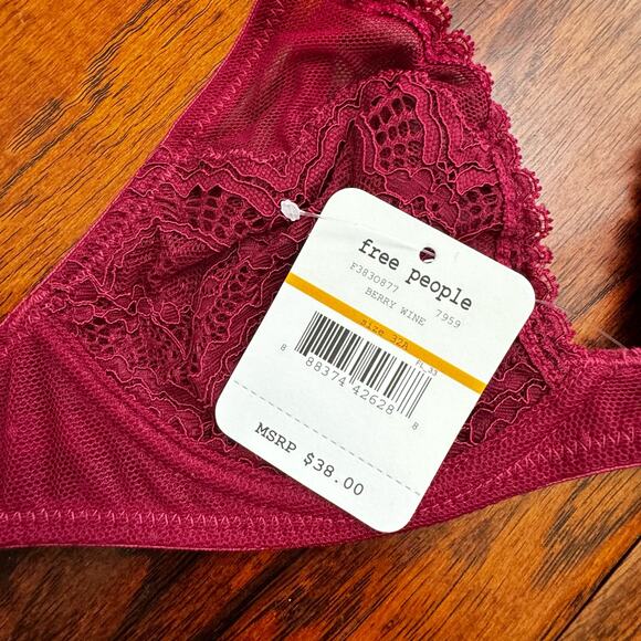 NWT Free People Intimately Bundle - White Veronica & Berry Triangle UW Bras 32A - Picture 3 of 12